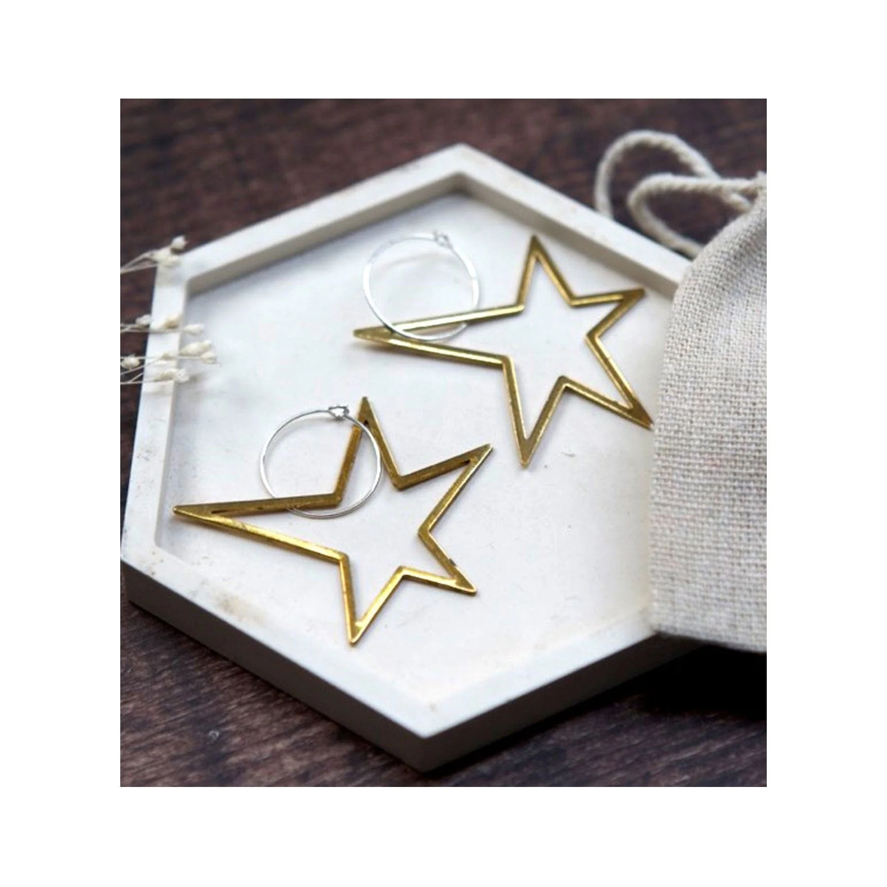 Large brass earrings open star - Image 2